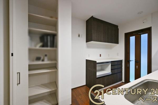 北葛城郡河合町広瀬台２丁目の中古一戸建のキッチン|■広々キッチンで快適お料理！便利な収納スペースとカップボードも完備！