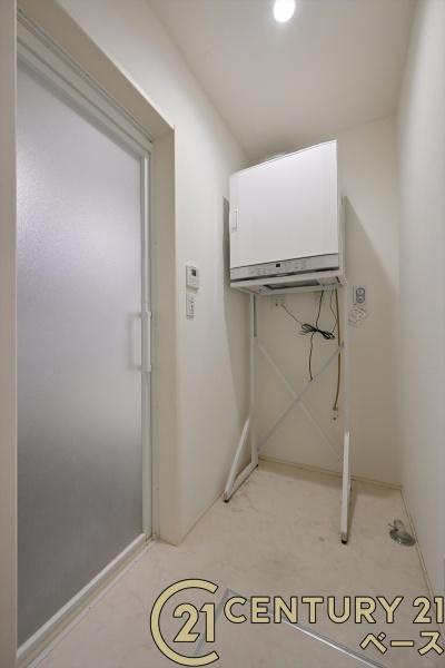 北葛城郡河合町広瀬台２丁目の中古一戸建の浴室|■広々とした脱衣所に乾燥機ございます。雨天時に室内干し可能なランドリーパイプもございます。