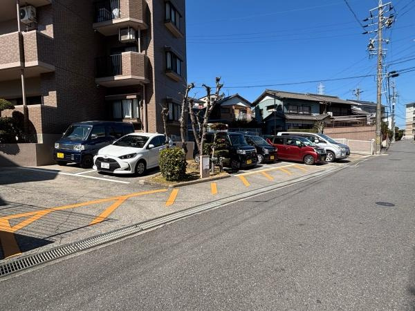 シャトー岡崎Ⅲ番館の駐車場|敷地内駐車場です。