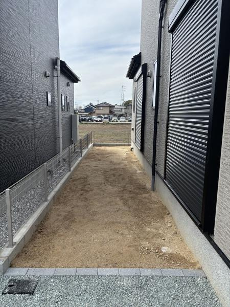 豊川市本野町01期　全7棟・5号棟の庭|ウッドデッキやBBQ。想像が膨らむお庭
