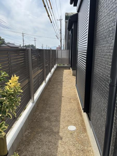 蒲郡市三谷町東1丁目　全5棟・3号棟の庭|草花で飾れるお庭。
