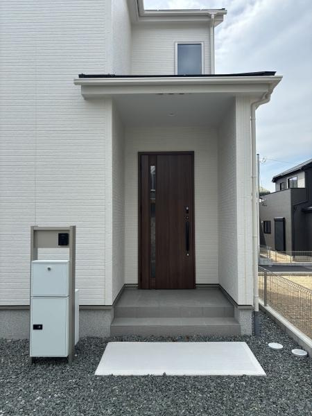 蒲郡市三谷町東1丁目　全5棟・5号棟の玄関|訪れる人を心地よく迎え入れます。