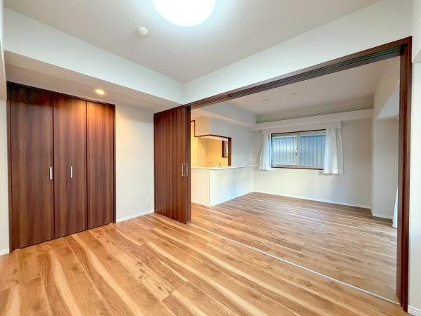 日神デュオステージ三ツ沢公園の居間・リビング|上質な暮らしを感じさせてくれます。毎日の暮らしの中で表情を変える場所ですが、いつもあたたかく家族を包み込んでくれる場所になるはずです。