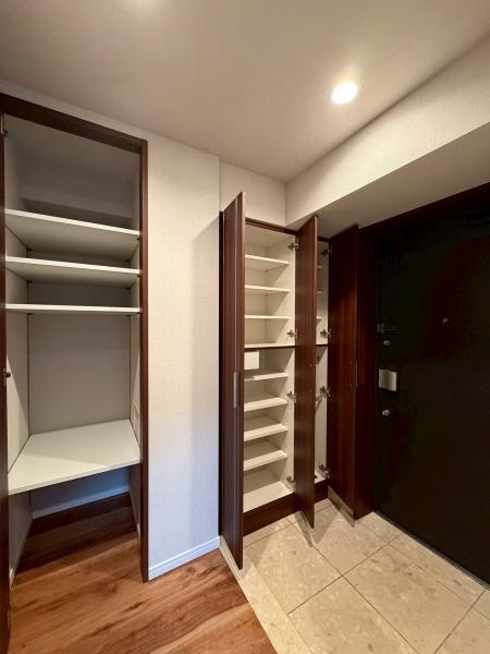 日神デュオステージ三ツ沢公園の収納|玄関の収納です。大容量です。