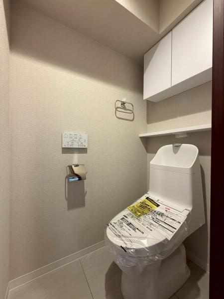 日神デュオステージ三ツ沢公園のトイレ|収納付きのウォッシュレットトイレです。