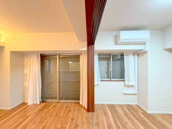 日神デュオステージ三ツ沢公園の居間・リビング|オートロックだけではなくバルコニー側は自動シャッター付きで安心。セキュリティもしっかりしているマンションです。※その他の窓も防犯対策されています。