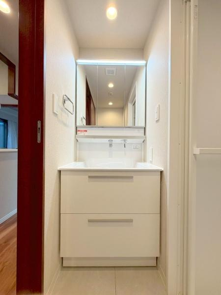 日神デュオステージ三ツ沢公園の独立洗面台|三面鏡です。シンプルに使いやすさが考えられた洗面台ですね。