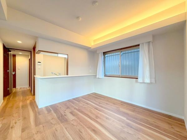 日神デュオステージ三ツ沢公園の居間・リビング|上質な暮らしを感じさせてくれます。毎日の暮らしの中で表情を変える場所ですが、いつもあたたかく家族を包み込んでくれる場所になるはずです。