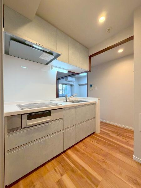 日神デュオステージ三ツ沢公園のキッチン|使いやすいキッチンです。
リビングをひと通り見渡せます。