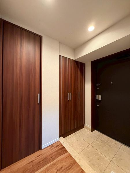 日神デュオステージ三ツ沢公園の玄関|シューズボックスと玄関です。