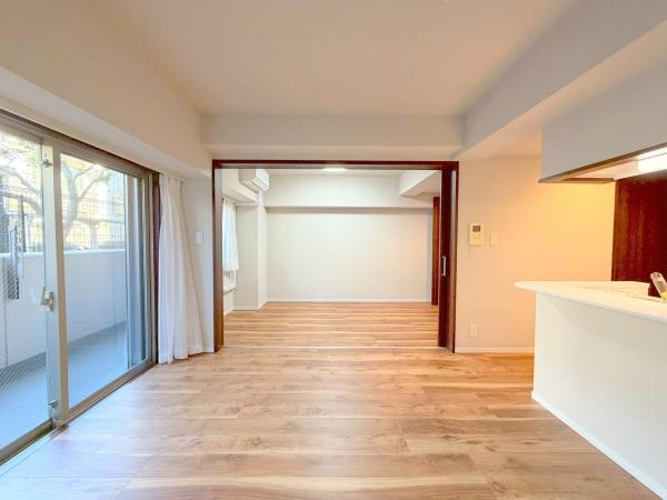 日神デュオステージ三ツ沢公園の居間・リビング|リビングから見た洋室です。居室として使用可能な広さです。繋げてリビングとして使用しても良し。