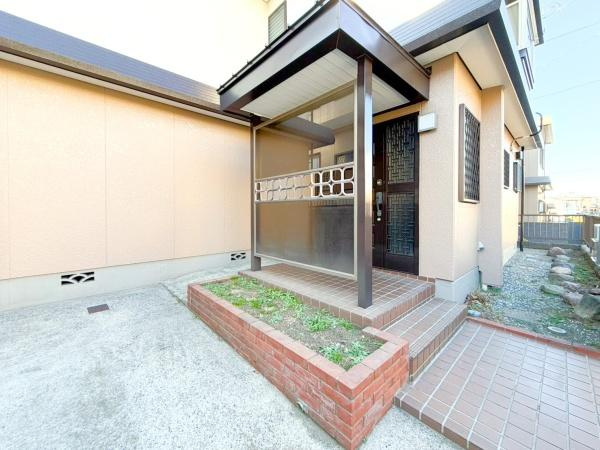 横浜市港南区下永谷２丁目の中古一戸建の玄関