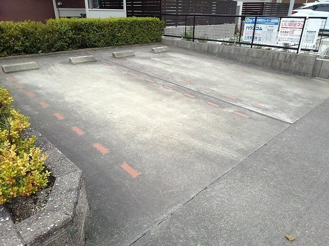 グラース　メゾンの駐車場