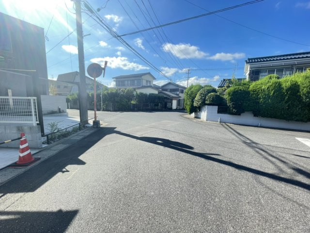 鹿児島県鹿児島市西伊敷6丁目37-10の前面道路含む現地写真
