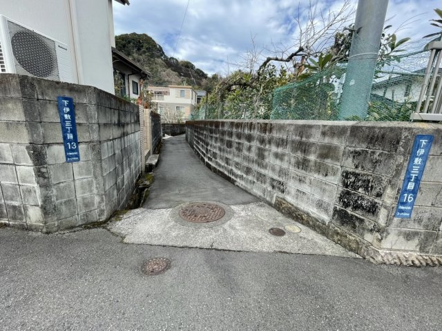 鹿児島県鹿児島市下伊敷３丁目１６−２６の前面道路含む現地写真