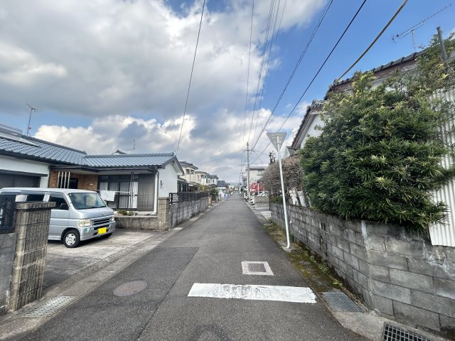 鹿児島県鹿児島市西伊敷4丁目20-1の前面道路含む現地写真