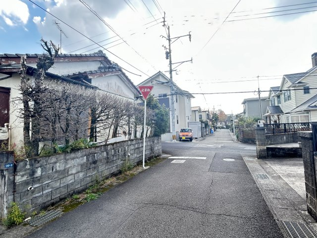 鹿児島県鹿児島市西伊敷4丁目20-1の前面道路含む現地写真