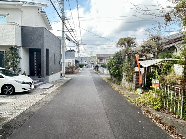 鹿児島県鹿児島市西伊敷4丁目20-1の前面道路含む現地写真
