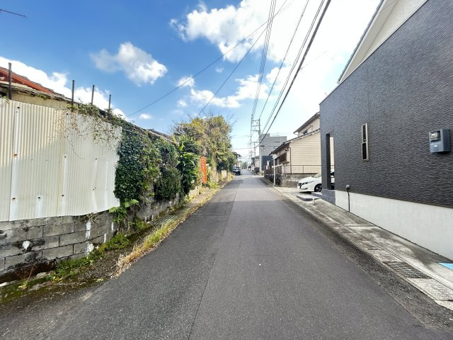 鹿児島県鹿児島市西伊敷4丁目20-1の前面道路含む現地写真