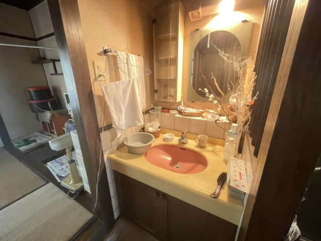 鹿児島県鹿児島市西田3丁目17-6の独立洗面台|独立洗面台、小物を置くことができて便利です