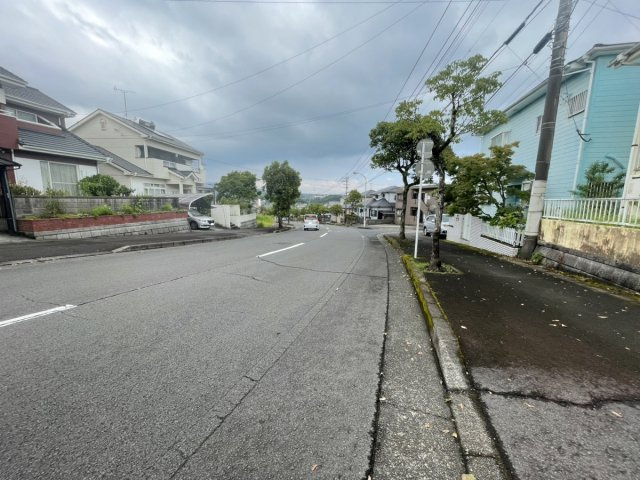 鹿児島県鹿児島市花野光ヶ丘2丁目37-20の前面道路含む現地写真