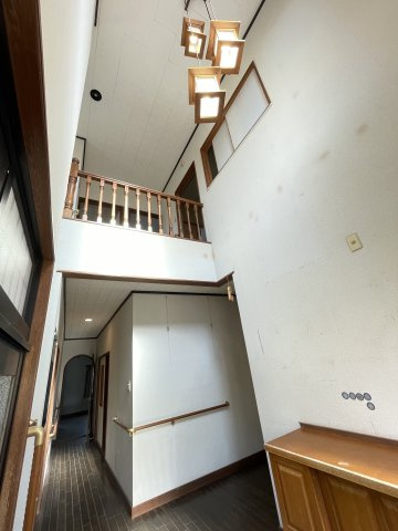 鹿児島県鹿児島市明和5丁目38-6の玄関|収納もある玄関です