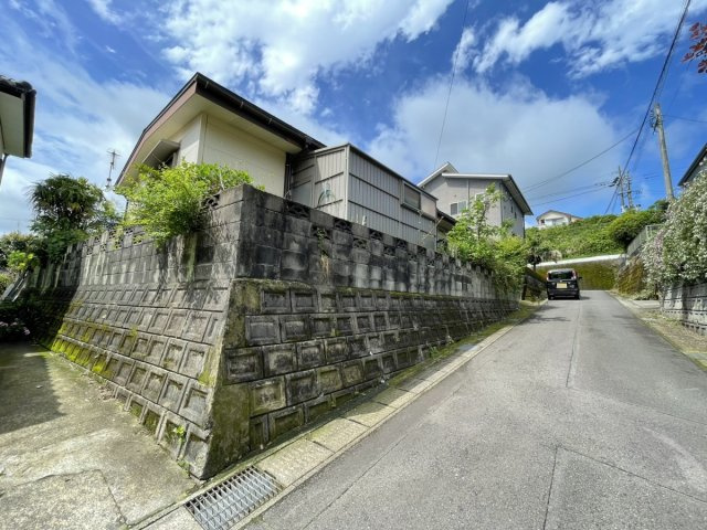 鹿児島県鹿児島市緑ヶ丘町32-2の前面道路含む現地写真