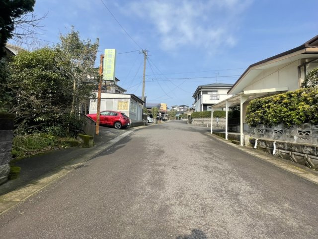 鹿児島県鹿児島市東坂元４丁目23-7の前面道路含む現地写真
