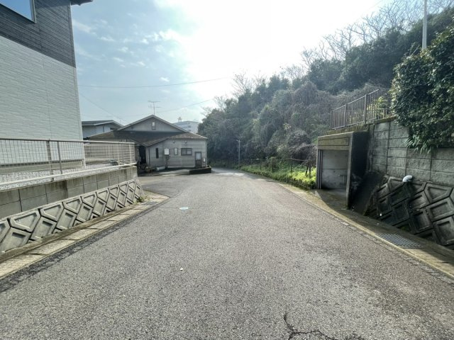 鹿児島県鹿児島市東坂元４丁目23-7の前面道路含む現地写真