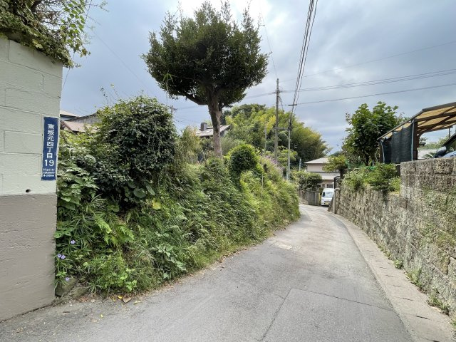 鹿児島県鹿児島市東坂元４丁目19-12の前面道路含む現地写真