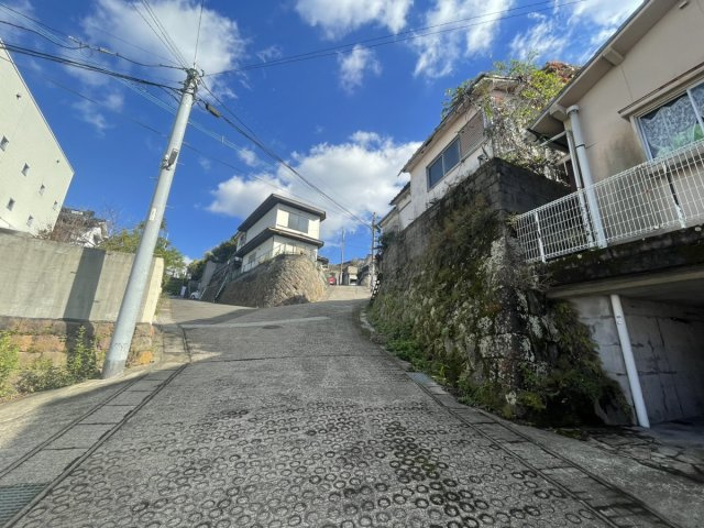 鹿児島県鹿児島市田上台１丁目13-7の前面道路含む現地写真