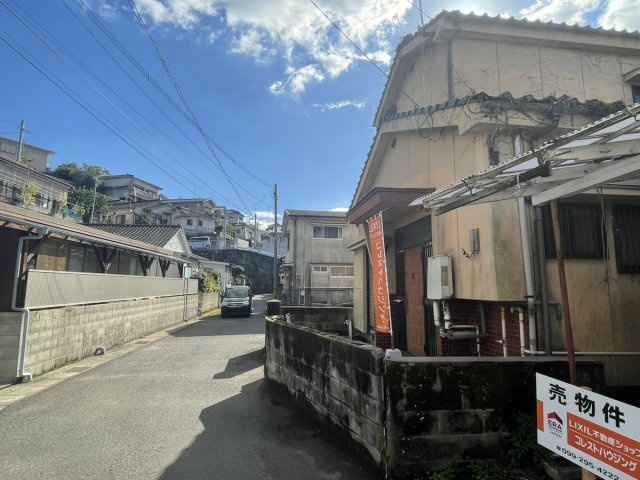 鹿児島県鹿児島市田上台１丁目13-6の前面道路含む現地写真