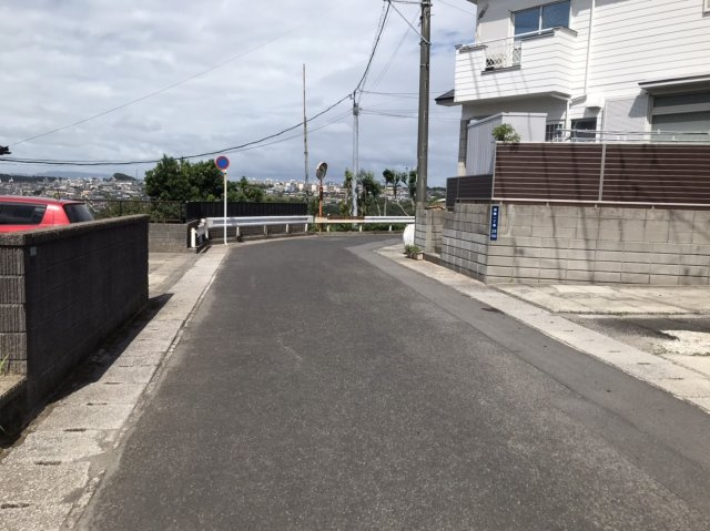 鹿児島県鹿児島市西陵１丁目28-の前面道路含む現地写真