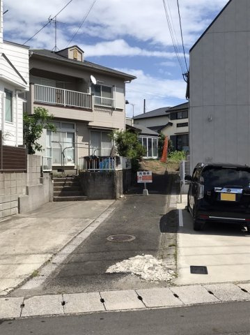 鹿児島県鹿児島市西陵１丁目28-の前面道路含む現地写真