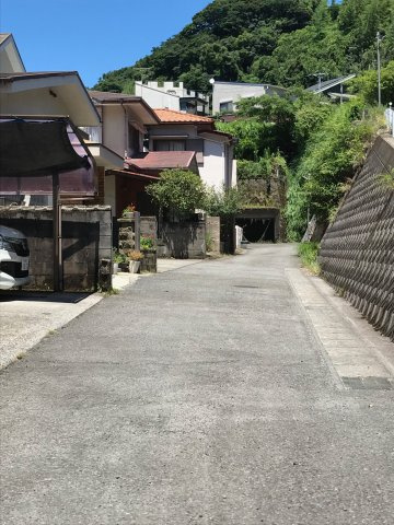 鹿児島県鹿児島市草牟田１丁目28-55の隣の前面道路含む現地写真