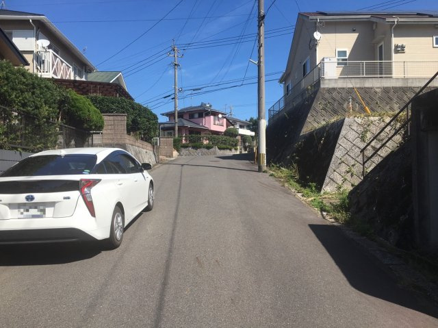 鹿児島県鹿児島市牟礼岡１丁目18-2の隣の前面道路含む現地写真