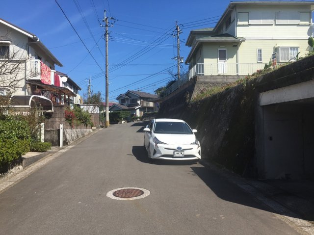 鹿児島県鹿児島市牟礼岡１丁目16-14の隣の前面道路含む現地写真