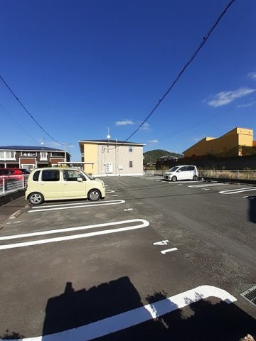 エレガンテ　プレッソの駐車場