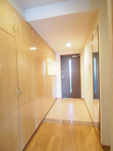 リバティパーク枚方Ａ棟の玄関