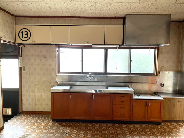 長野県長野市若穂綿内　中古戸建　庭付き一戸建て　夢のマイホーム　和の空間を重んじる6DKの広々一戸建てのキッチン|窓が大きいので明るいキッチンとなっております