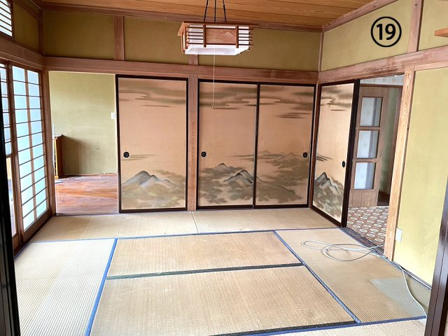 長野県長野市若穂綿内　中古戸建　庭付き一戸建て　夢のマイホーム　和の空間を重んじる6DKの広々一戸建ての和室|和室Cから玄関方向をみたところです