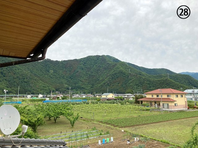 長野県長野市若穂綿内　中古戸建　庭付き一戸建て　夢のマイホーム　和の空間を重んじる6DKの広々一戸建ての展望|2F 和室からの眺望です