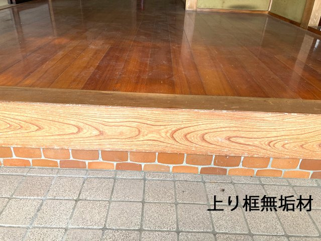長野県長野市若穂綿内　中古戸建　庭付き一戸建て　夢のマイホーム　和の空間を重んじる6DKの広々一戸建ての玄関|上り框無垢材