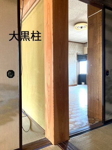 長野県長野市若穂綿内　中古戸建　庭付き一戸建て　夢のマイホーム　和の空間を重んじる6DKの広々一戸建ての和室|大黒柱です