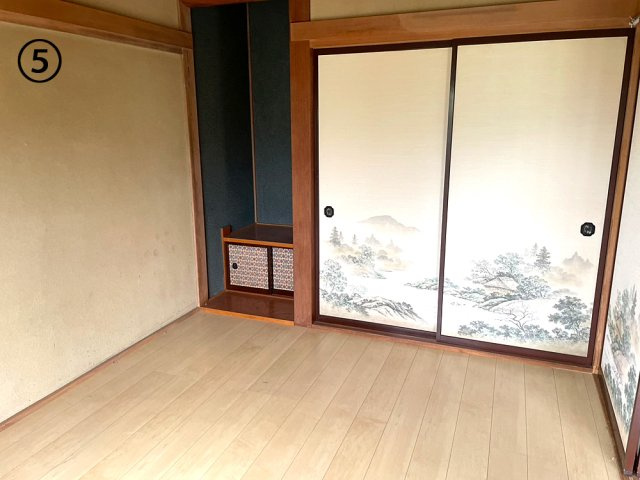長野県長野市若穂綿内　中古戸建　庭付き一戸建て　夢のマイホーム　和の空間を重んじる6DKの広々一戸建ての洋室|玄関左横にある洋室の収納です