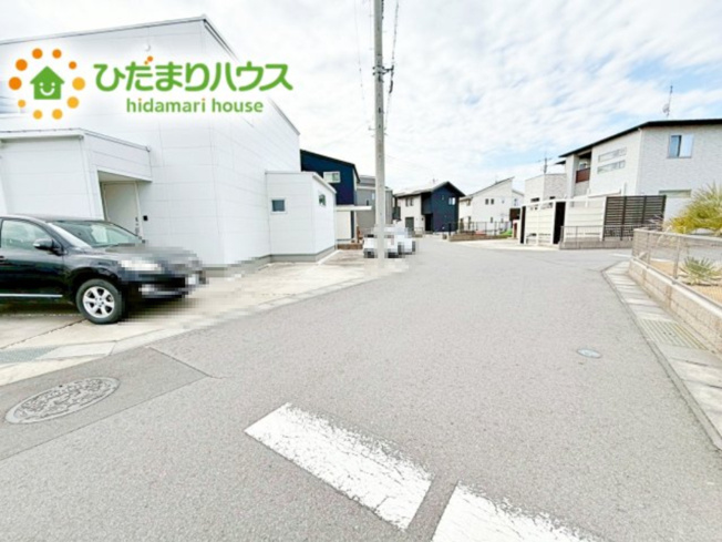 【前面道路含む現地写真】 | ひたちなか市東石川　中古戸建 | 周辺環境が充実したお家です！