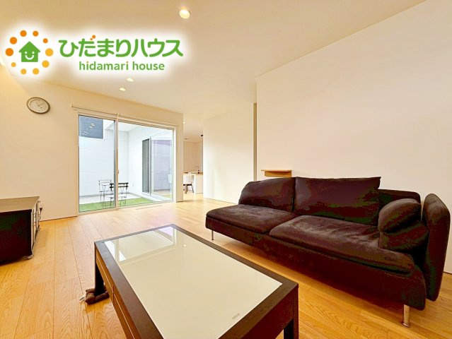 【居間・リビング】 | ひたちなか市東石川　中古戸建 | リビングの大きな窓からは、暖かな日の光が降り注ぎます・・・