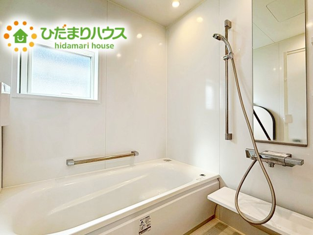 【浴室】 | ひたちなか市東石川　中古戸建 | 快適な入浴タイムが過ごせる充実の設備を搭載したシステムバス。足を伸ばしてゆったりとくつろげるワイドサイズの浴室で1日の疲れも癒されます。浴室暖房乾燥機付きなので雨の日でも安心。