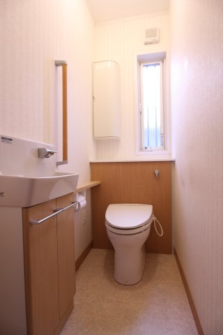 舞多聞西1丁目戸建のトイレ