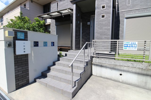 舞多聞西1丁目戸建のエントランス